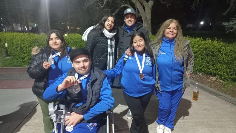 Pilar y sus nadadores con las medallas en Mar del Plata.