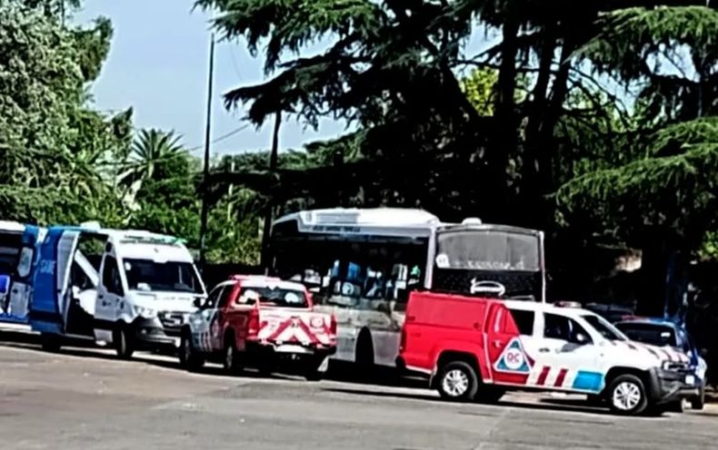 Móviles de salud y policiales, junto al colectivo 228.