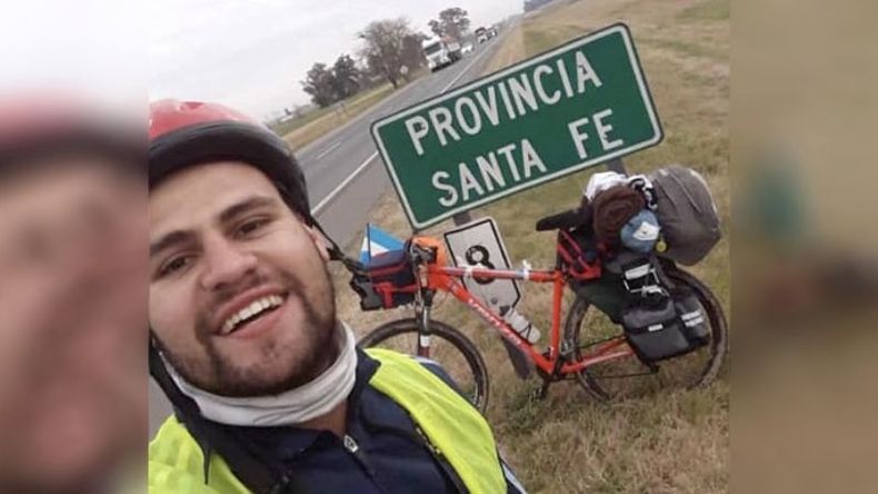 EN SANTA FE. Una de las paradas de Lucas, rumbo a Jujuy. .