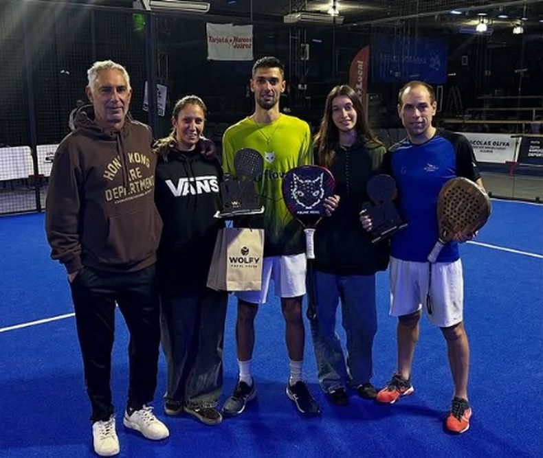 Nicolás De Marco (centro) con su familia y su compañero Leo Videla (izquierda).