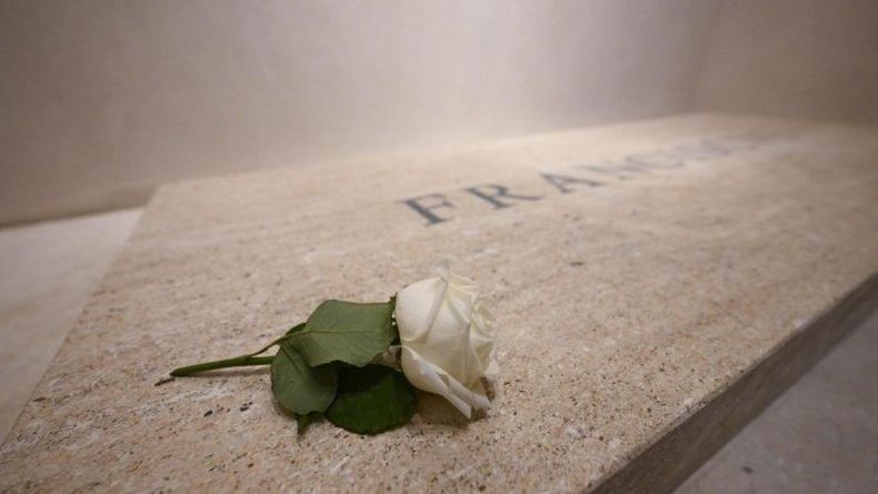 La rosa blanca sobre la lápida del Papa Francisco. (ANSA).jpeg