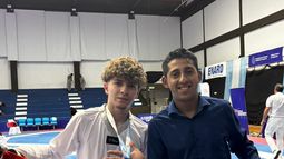 PIBE DE ORO. Ramiro San Juan con la medalla dorada junto al profe Damián Malaquías.
