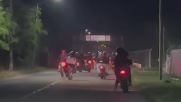 Más de 20 motos participaban de las picadas ilegales organizadas periódicamente sobre la calle El Petrel. Más de 20 motos participaban de las picadas ilegales organizadas periódicamente sobre la calle El Petrel.