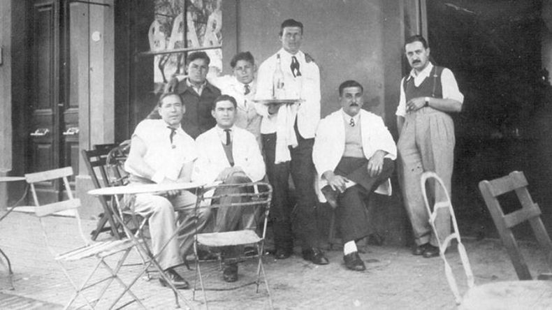 Una buena ubicación para observar los festejos de las Fiestas Patronales de 1948, sobre la vereda del “Bar Plaza”. .