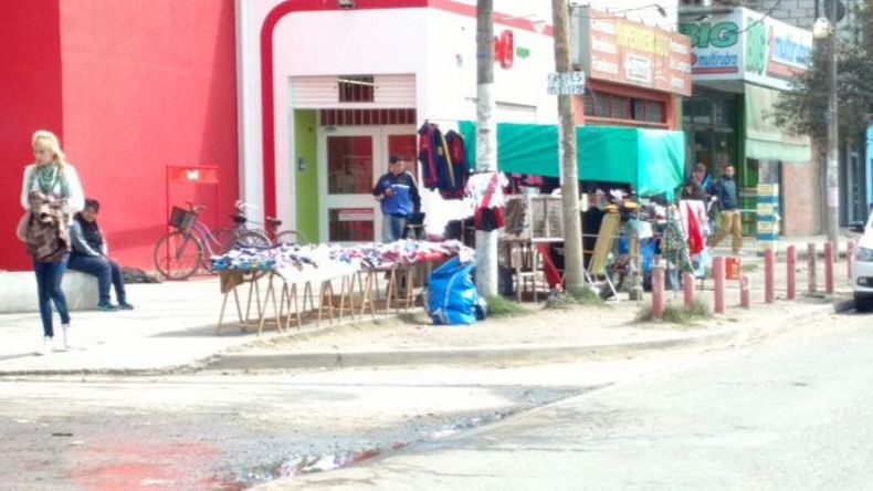 ROPA. De indumentaria a alimentos, todo en la vereda..