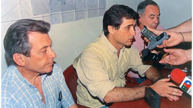 Primera conferencia de prensa de Sergio Bivort, minutos después de haber ganado las elecciones a intendente del año 1999. Lo acompañan Jorge Domenech y Beto Ponce de León. El abogado se impuso con el 40,5% de los votos. .