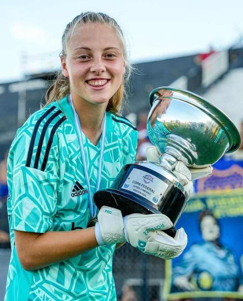 CAMPEONA. Joaquina Rodríguez Palma con la Copa Federal en manos.