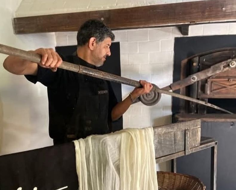 Manuel Moreira cocina en el hist&oacute;rico horno de la expanader&iacute;a de Manzanares, hoy Las Manolas.