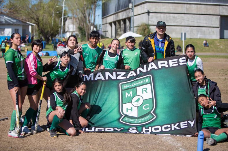 Manzanres desplegó su bandera en el polideportivo.