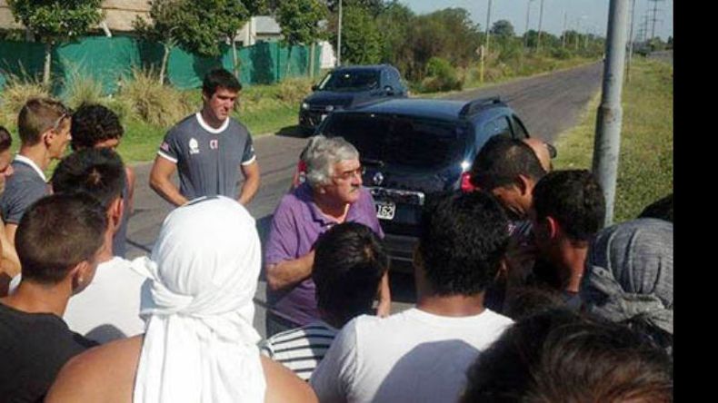 Abbeduto y los jugadores (foto de Aguante Fénix)..