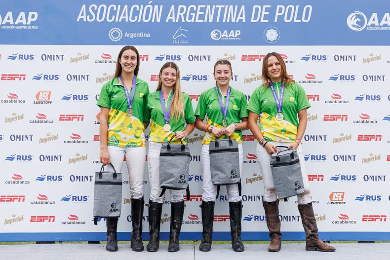 CAMPEONAS. Las jugadoras de Las Sauces Costa Careyes posan con la Copa de Oro.