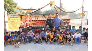 FIESTA DE FIN DE AÑO. Los chicos de Zelaya forman frente a los premios..