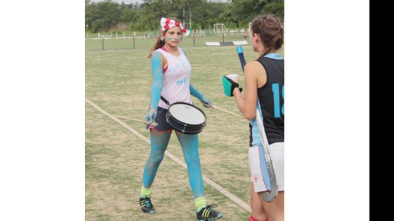 Aliento Celeste. San Patricio tuvo una hincha con mucha energía y colorido durante la Copa Pilar de hockey que se desarrolló en Hebraica este fin de semana. La chica le puso mucha onda, pintada de celeste y acompañó con su redoblante, para alentar al equipo..