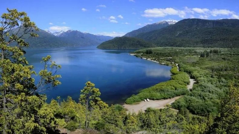 PARAÍSO NEGADO. El Lago Escondido debería ser de acceso público, según los fallos judiciales..