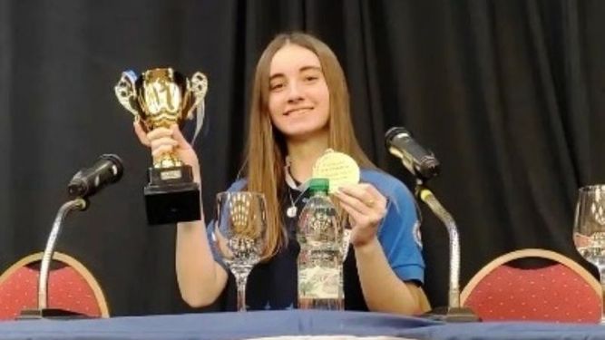 CORONADA. Belén con la copa y medalla de oro de campeona panamericana..