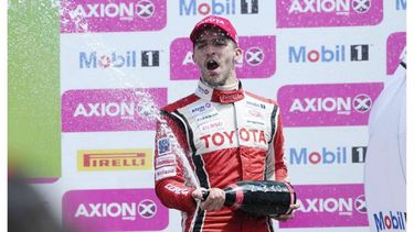 CHAMPÁN. Rossi festeja tras la doble victoria en Roca..