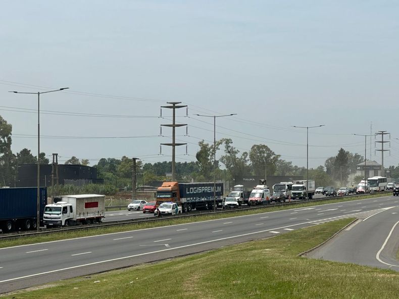 El accidente generó una importante congestión de tránsito. Foto: Matías Gómez.&nbsp;