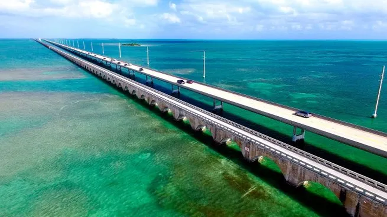 La autopista flotando de 180 km permite cruzar el océano abierto. (Keywest)..webp