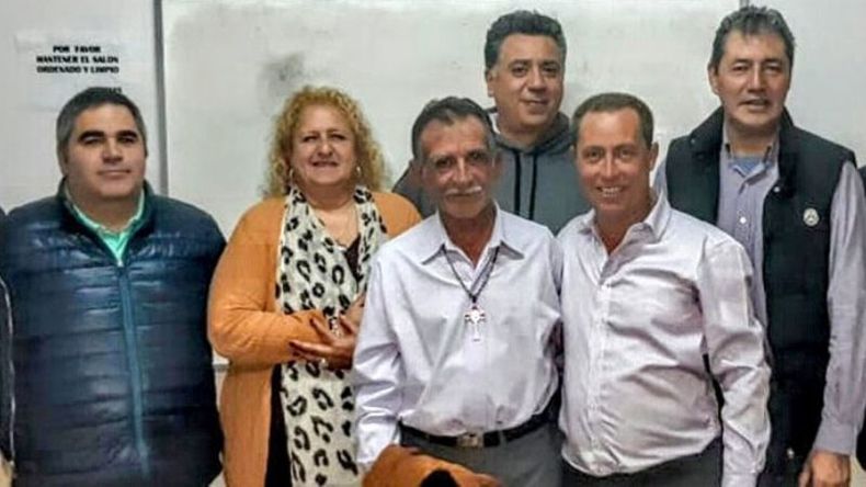 GRUPO. Los integrantes de la mesa, tras la reunión que le dio formación..