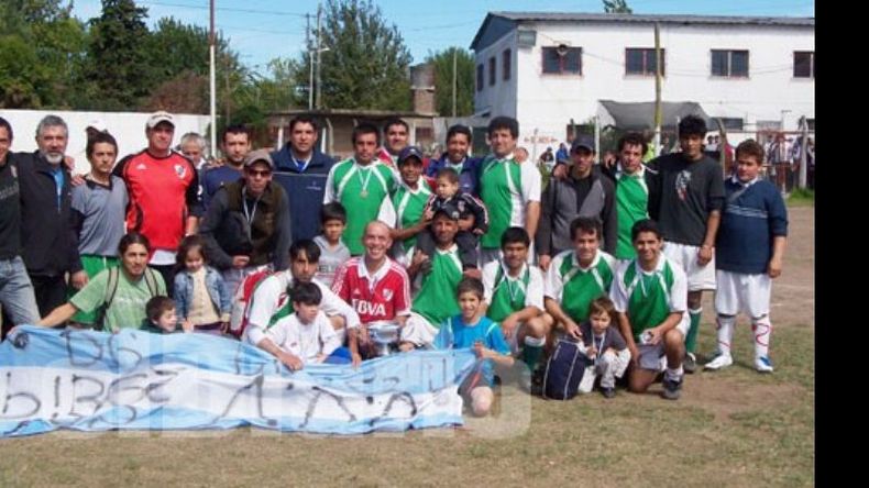 La familia de Villa del Carmen posa con la copa por el subcampeonato..