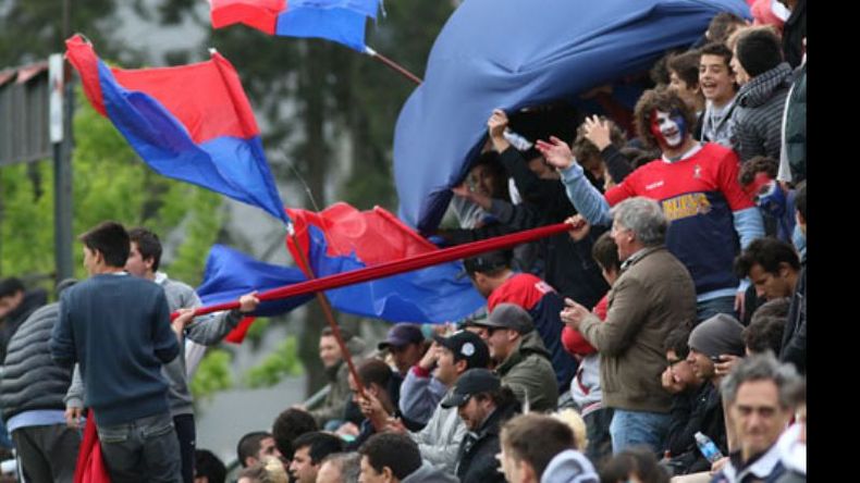 El aguante La hinchada de Deportiva vivió con todo, la previa y los 80 minutos de rugby. Con refuerzos de lujo (Patricio Ballesteros está con la cara pintada de azul, blanco y rojo), no pararon de alentar y se sumaron a los festejos en el centro de la cancha..