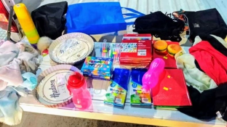 La mujer llevaba los elementos robados en dos bolsas y una mochila. .