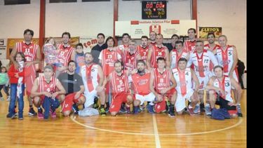 (FREDY CABALLERO). INMORTALES. Tras el partido, los dos planteles se unieron para mostrar camaradería..