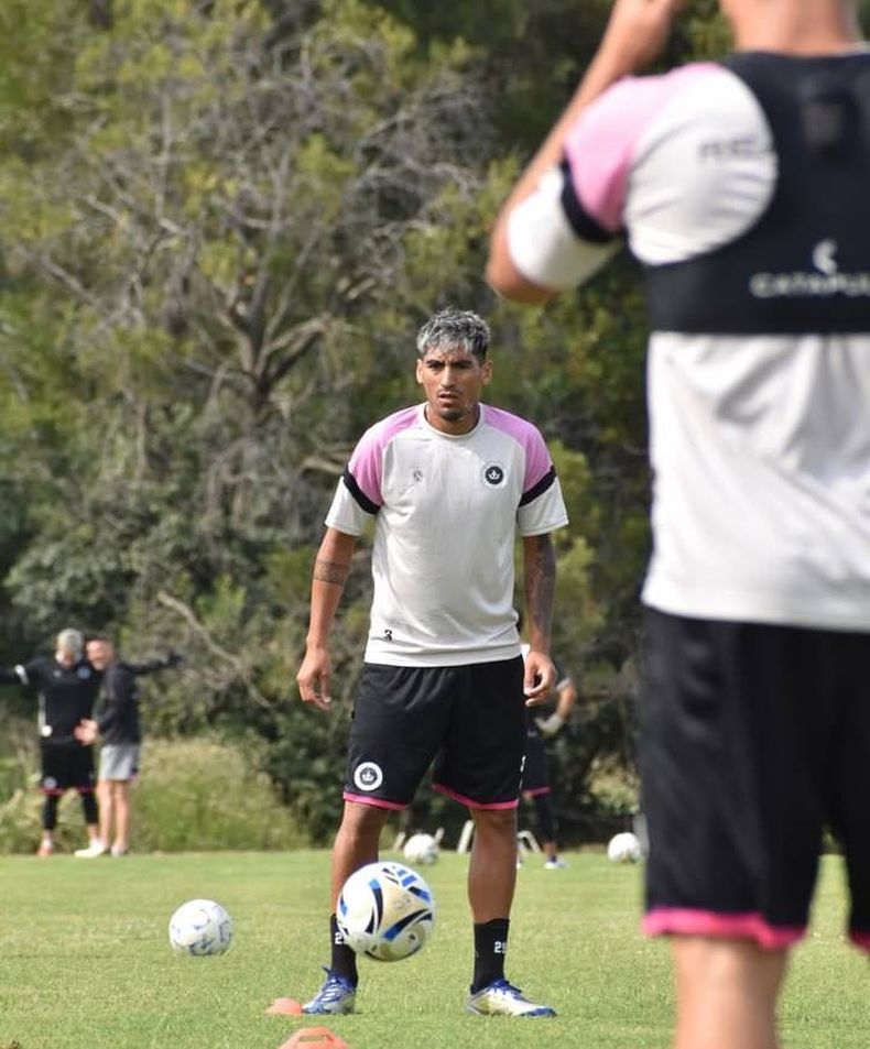 PELOTA. El Chengue Morán durante el entrenamiento en Comunidad Deportiva.