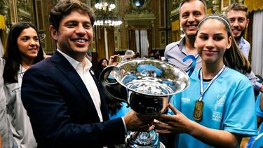 CAMPEONA. Celeste González sostiene la copa junto a Kicillof, tras ganar el medallero..