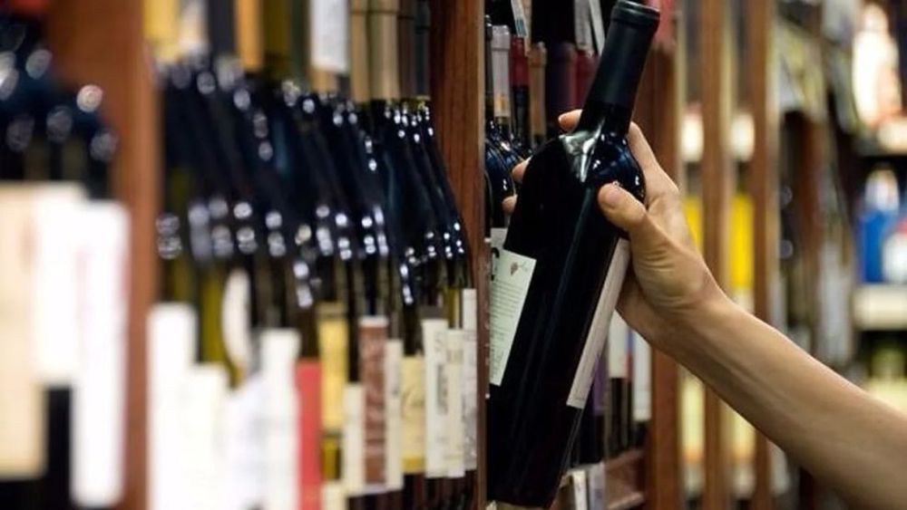 El proyecto busca eliminar las restricciones horarias para la venta de alcohol en la provincia y modificar el esquema vigente para los comercios.