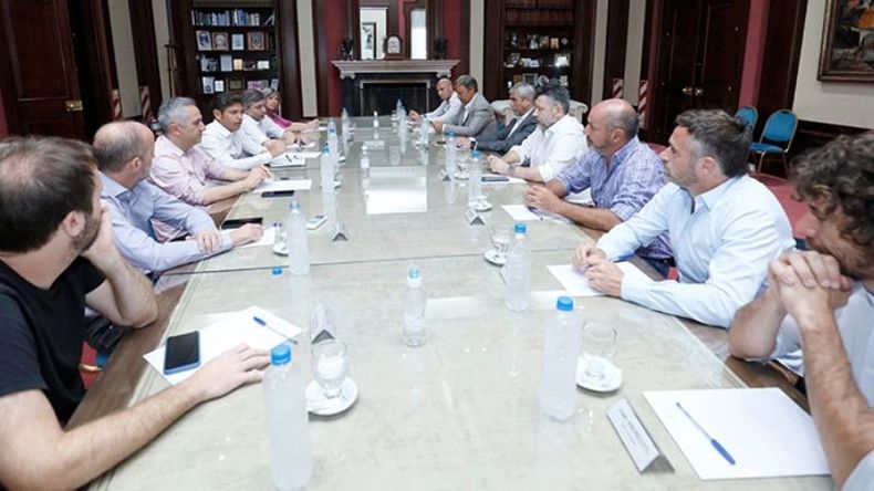 A LA MESA. Achával participa del grupo de intendentes que busca incidir en las decisiones..