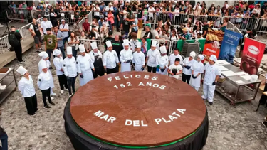Mar del Plata celebró su aniversario con un alfajor gigante que busca el récord Guinness Mar del Plata celebró su aniversario con un alfajor gigante que busca el récord Guinness
