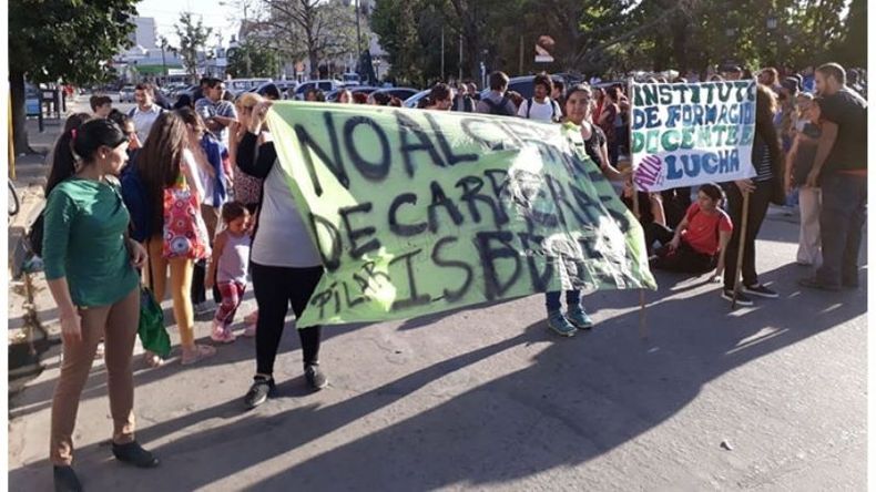CORTE. Estudiantes volvieron a marchar ayer por el centro..