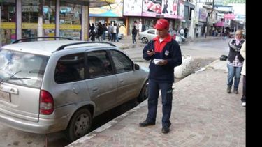 Controlar el estacionamiento, un trabajo de riesgo..