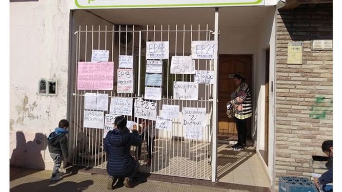 SANTUARIO. Docentes dejaron pegados sus reclamos en la reja del Consejo Escolar..