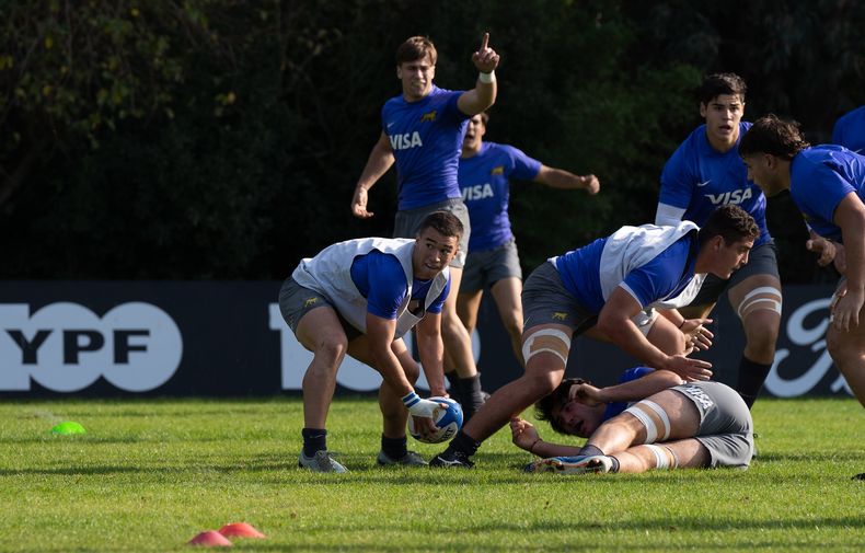 Los Pumitas en acción con Tomás Di Biase controlando el balón.