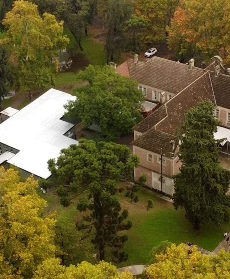 EDIFICIO. La Universidad Nacional de Pilar tiene su sede principal en el predio del Pellegrini.