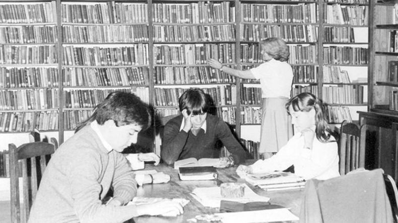 Con casi un siglo de vida, la Biblioteca Popular Bartolomé Mitre es una de las instituciones más respetadas de Pilar. Varias generaciones de estudiantes pasaron largas horas estudiando sus volúmenes, como en esta imagen de la década del 60. Atrás, acomodando los libros, aparece Edelma Burgueño de Lembeye, emblema de la institución. .