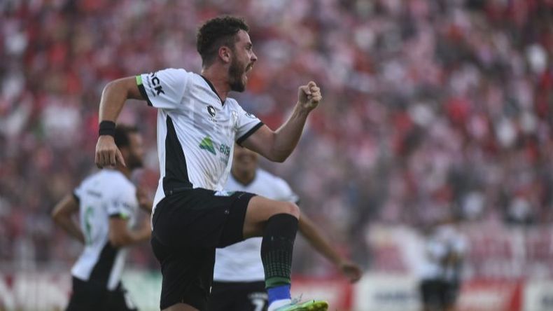 EL FESTEJO DE MOLINA. El delantero pilarense la clavó de cabeza. Fue su 10° gol en el campeonato..