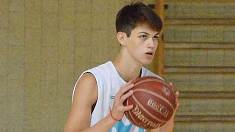 FALTA POCO. Lucas en su prueba en Madrid con la camiseta de Estudiantes..