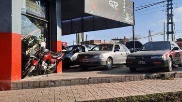 Quejas: distintos comercios impiden el libre uso de la vereda y los vecinos se arriesgan a transitar por la ruta. Lagomarsino Noticias.