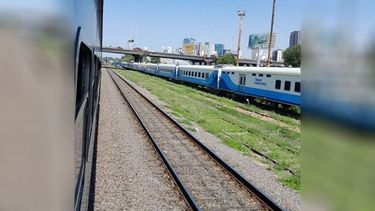 Ruben Romero / @asplaquilmes. Hace más de 20 minutos estamos encerrados en el tren de la línea San Martín, a la altura de la bajada de la autopista, cercano a Retiro. Con este calor, hay gente descomponiéndose. Nadie dice nada. Una vergüenza. La gente quiere bajar y caminar antes de seguir cocinándose..