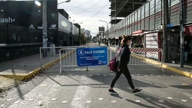 AISLAMIENTO. Las calles del centro, valladas y con controles..