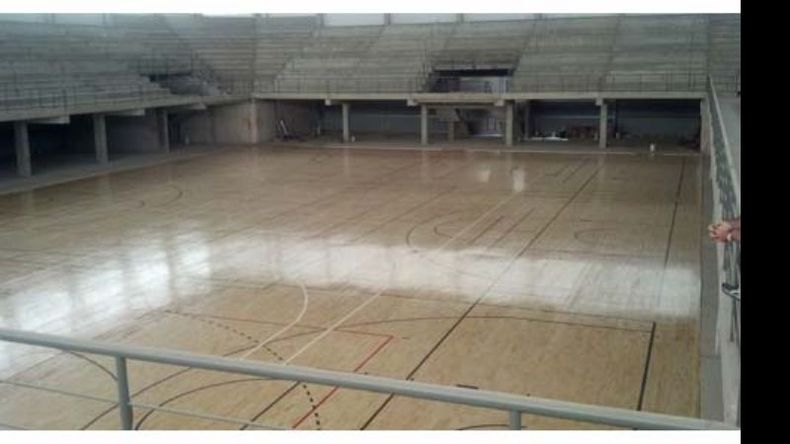 El interior del microestadio, con el piso y las luces a punto..