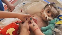 EN BUENAS MANOS. Feli, en el Garrahan, acunado por su familia.