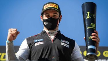 FELICIDAD. Azar en el podio tras ganar la Carrera 2 en el Gálvez. Foto: Damián Barischpolski. .