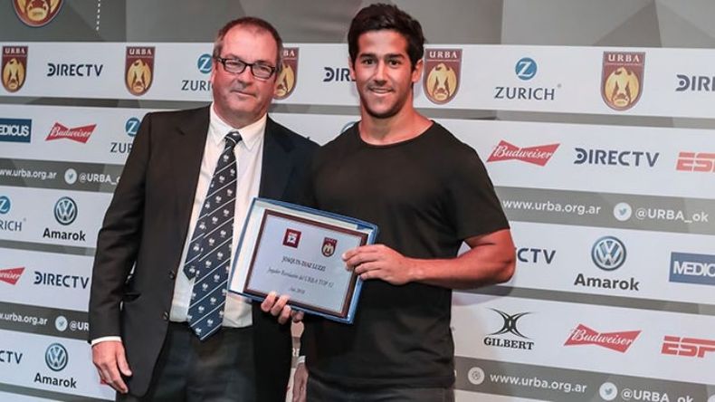 Revelación. “Me sorprendió mucho”, aclaró Joaquín Díaz Luzzi, el apertura de Alumni que fue elegido la revelación del Top 12 de la URBA. “Es un deporte en equipo y no creo mucho en estos premios individuales. Ganamos todos, cada uno de los que entran a la cancha. Fue un año increíble, donde nos costó mucho llegar a dónde llegamos”, señaló..