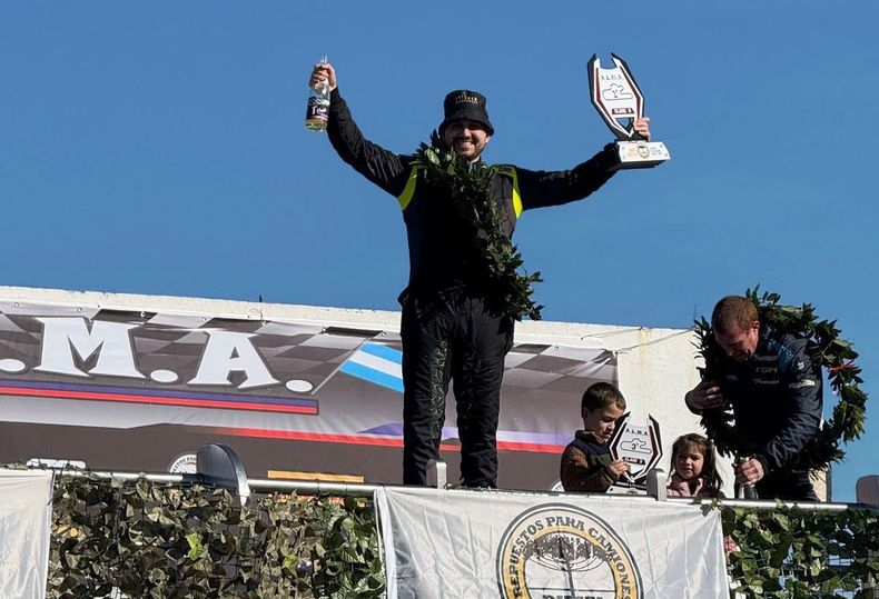 PODIO. Felicidad absoluta para Nazareno Iglesias tras volver al triunfo, el primero del año.