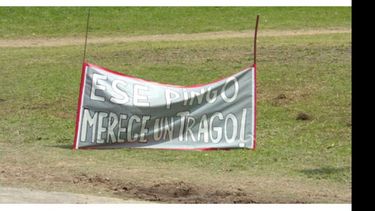 CONSIGNA Y BANDERA. “Ese pingo merece un trago”..