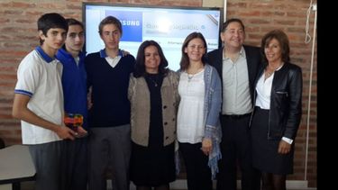 SATISFACCIÓN. Alumnos, docentes y empresarios, durante la inauguración de la nueva aula tecnológica..